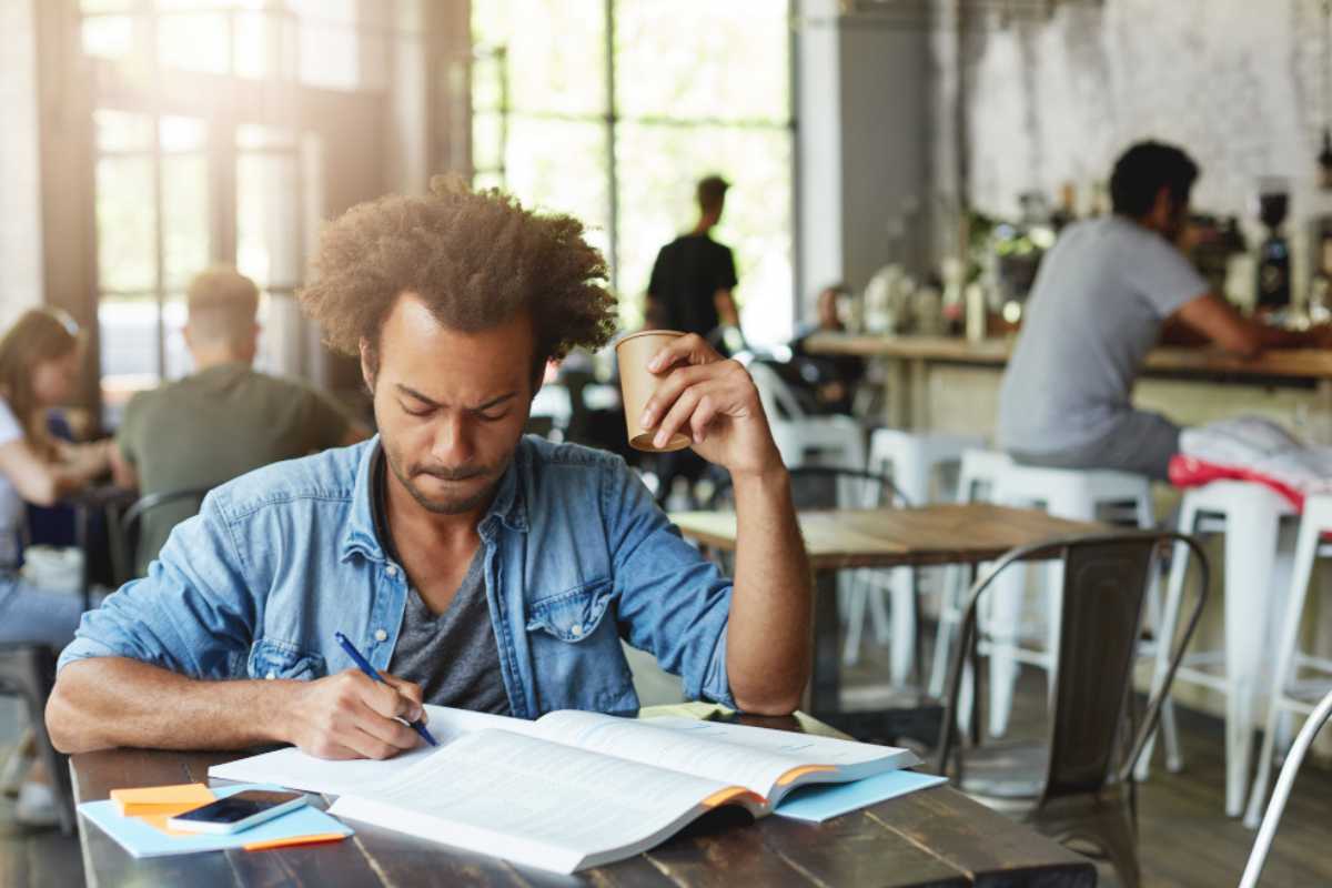 Entre concursos, qualificação e empreendedorismo: como brasileiros planejam a carreira