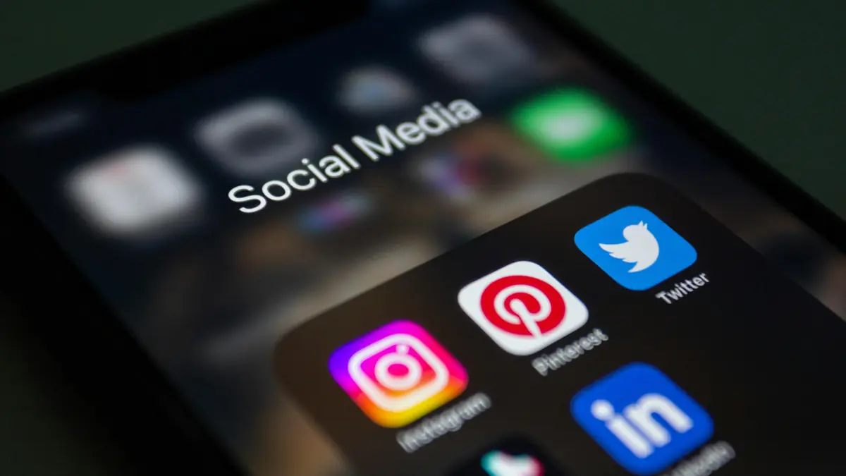 Banimento de contas em redes sociais