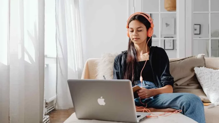 O que gasta mais internet baixar ou assistir online?