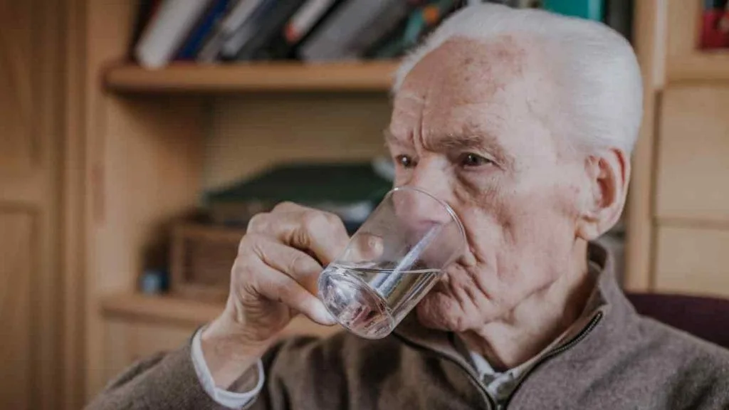 Como hidratar idoso acamado 3 dicas