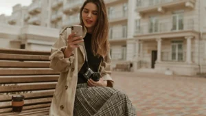 Looks com saia midi: saiba como incorporar essa tendência em todas as ocasiões