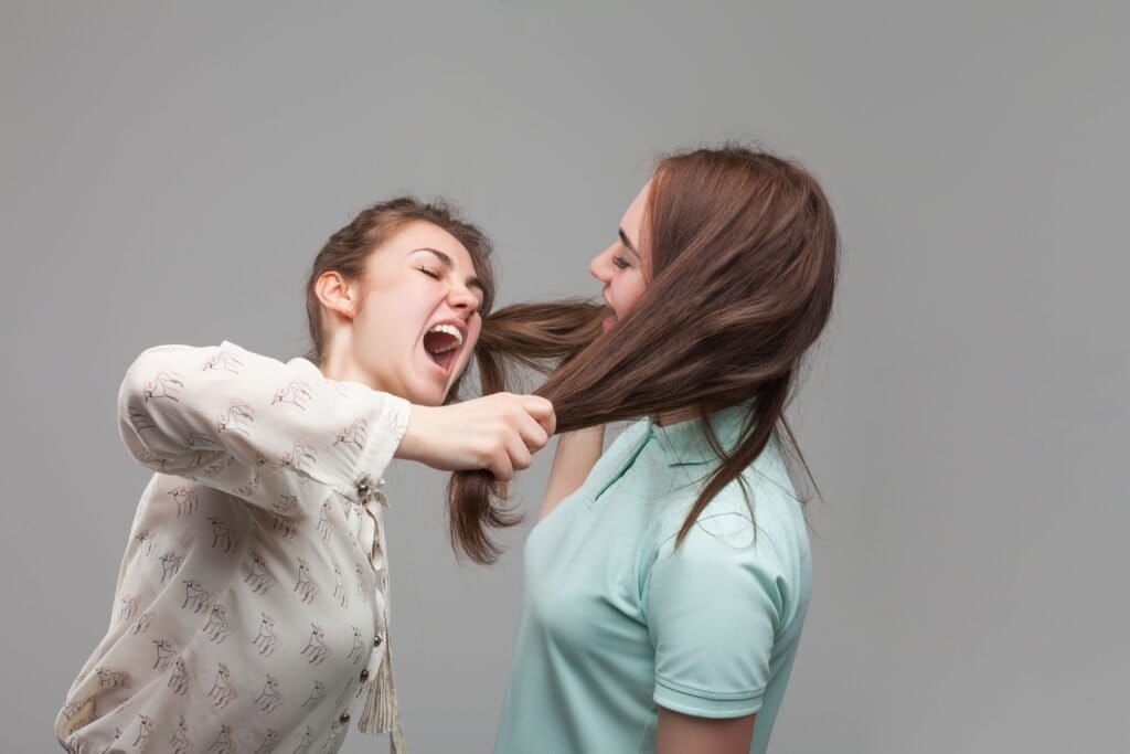 Nove simpatias para recuperar amizades rapidamente 7 Duas mulheres discutindo.