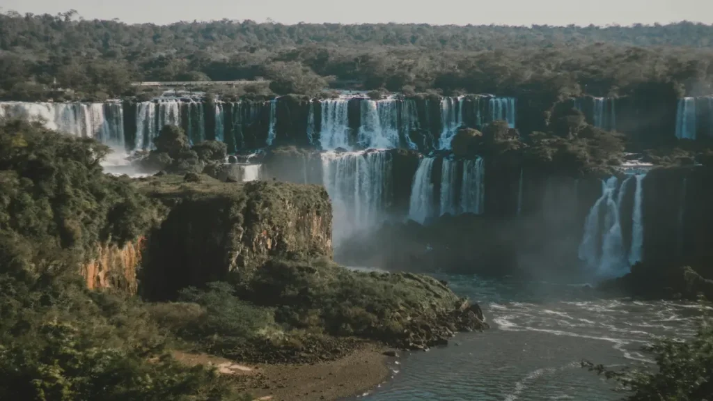 Por que Foz do Iguaçu é o destino perfeito para quem busca conforto e natureza em um só lugar Foz do Iguaçu é o destino perfeito para quem busca conforto e natureza