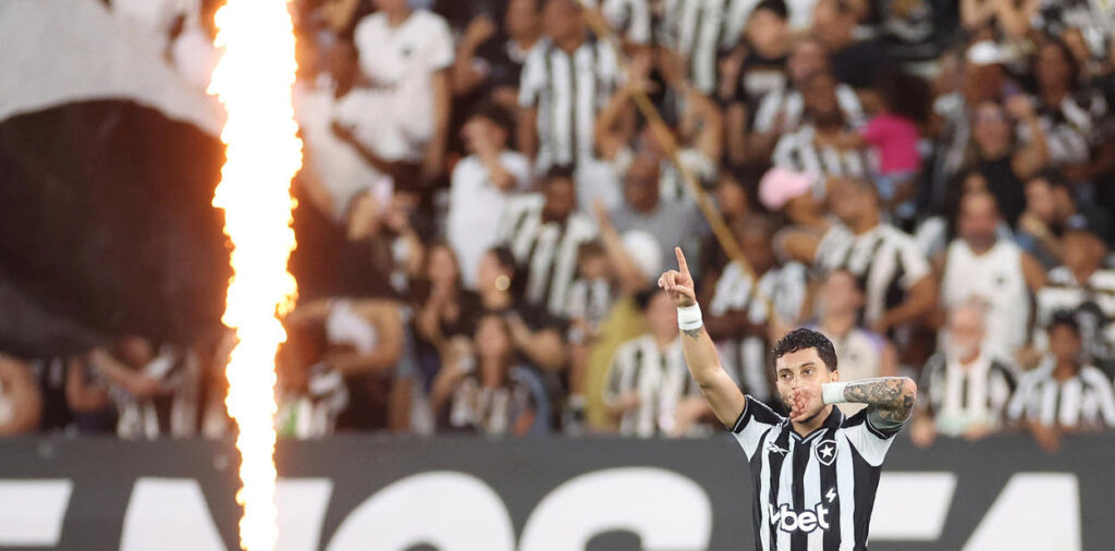 Alex Telles decide vitória do Botafogo sobre a Chapecoense