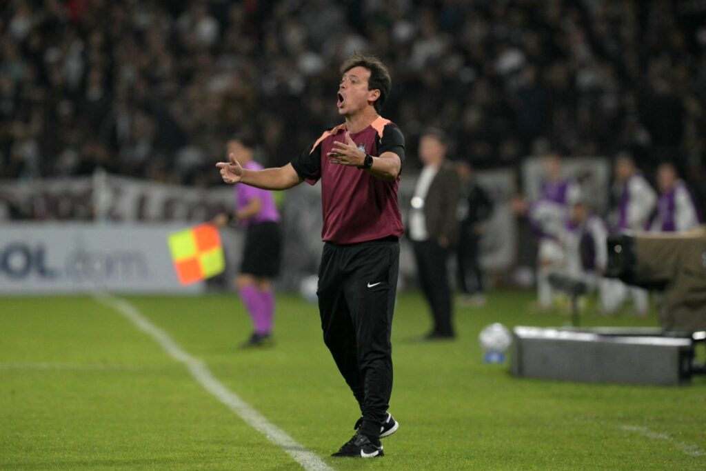 Corinthians e Palmeiras empatam em clássico tenso Corinthians e Palmeiras empatam em clássico tenso