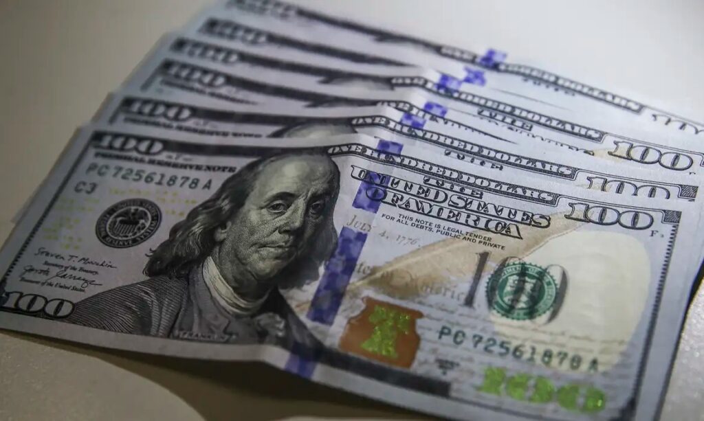 Dólar cai a R$ 4,95 e atinge menor nível em dois anos