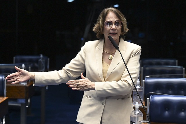 Damares defende análise individual de penas do 8/01