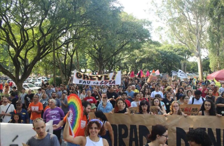 Greve de servidores paralisa atividades na USP