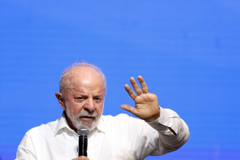 Lula vê esperança contra autoritarismo