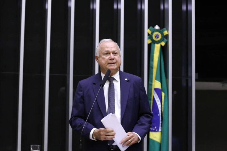 Relator aprova PEC 6×1 com transição