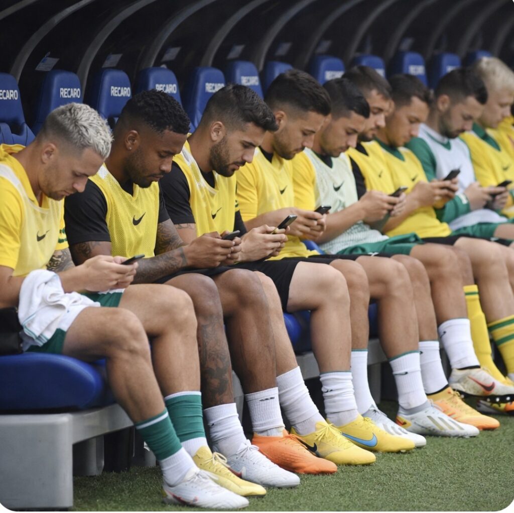 STJD tolera celular no banco de reservas após caso Depay