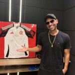 Camisa do Flamengo autografada é rifada para projeto social