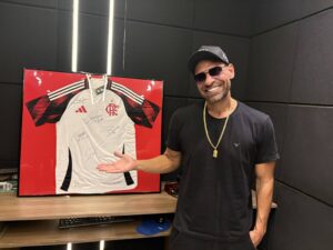 Camisa do Flamengo autografada é rifada para projeto social