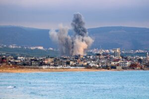 EUA derrubam 4 drones iranianos e atacam base em Bandar Abbas