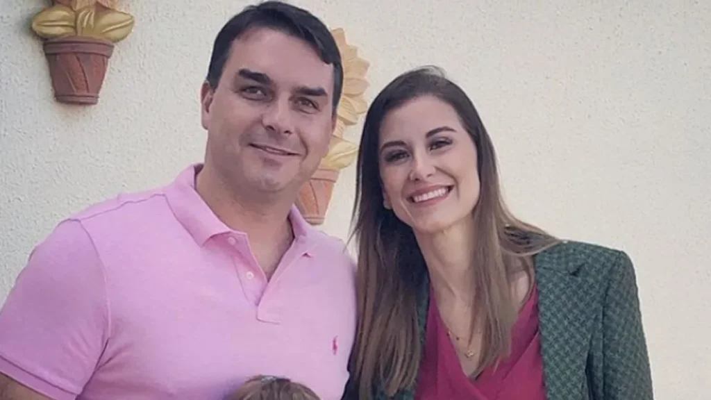 Esposa de Flávio Bolsonaro defende senador após crise familiar