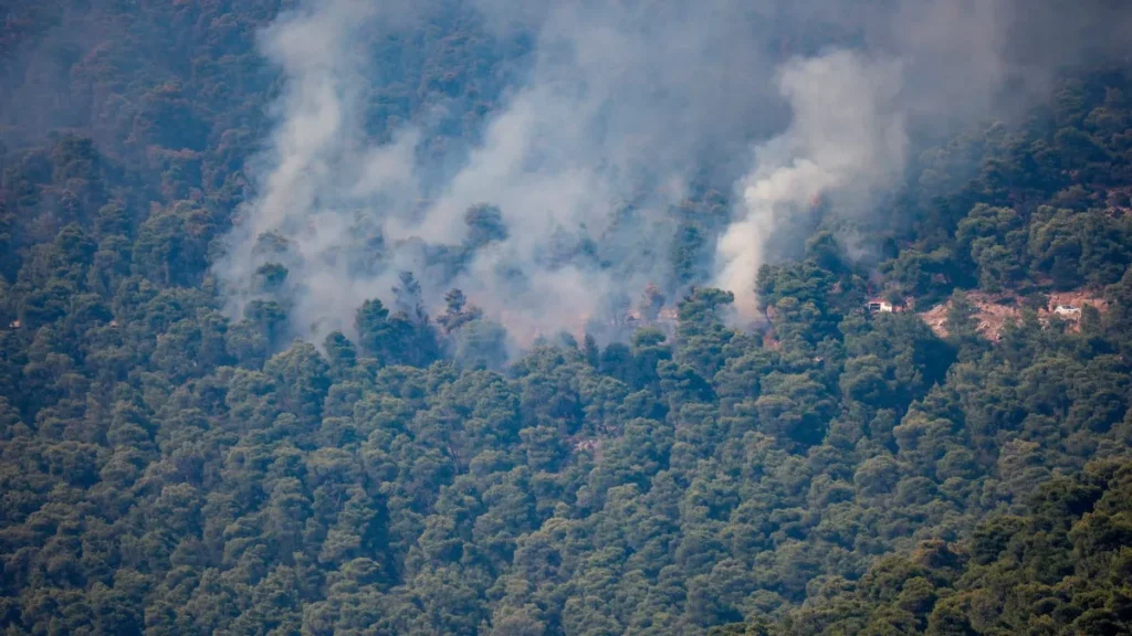 Helicópteros colidem no ar em combate a incêndio na Grécia
