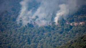 Helicópteros colidem no ar em combate a incêndio na Grécia