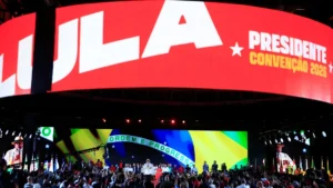 Vermelho, onça e chapéu Panamá marcam convenção de Lula