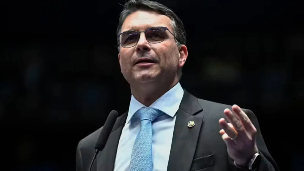 Flávio Bolsonaro nega sair da corrida e fala em ‘guerra psicológica